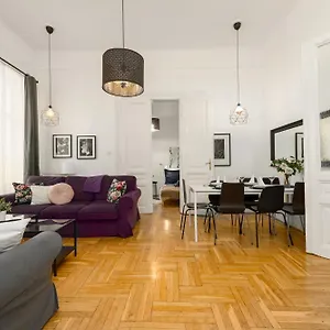 Black & White At Nyugati Station - 3 Separate Br Apartamento